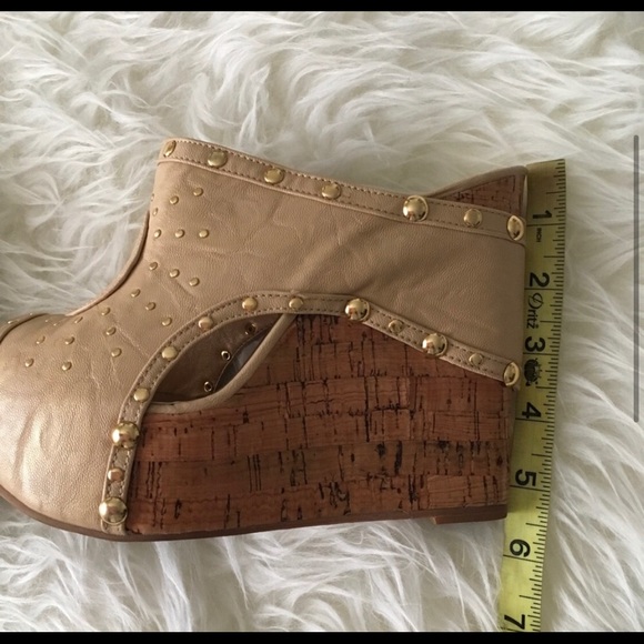 Cathy Jean tan Cork Wedges with Gold round studs Bohemian Summer Style s⦠- Picture 3 of 11